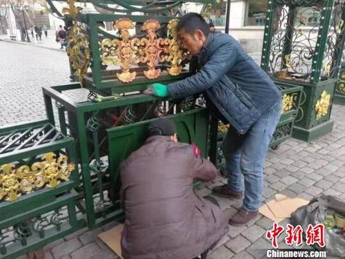 工作人员正在清洗红漆?！×跷?摄