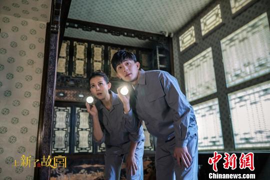 11月9日，大型文化季播节目《上新了？故宫》将在北京卫视与爱奇艺播出，这也是北京故宫首次出品电视节目。图为演员蔡少芬(左)、邓伦(右)在节目探索北京故宫的未开放区域。主办方供图