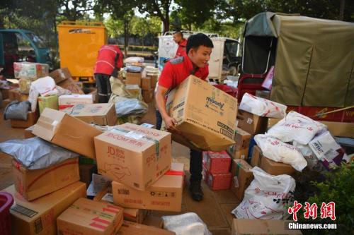 11月11日，配送员按区域分拣商品。<a target='_blank' href='http://www.chinanews.com/'>中新社</a>记者 刘冉阳 摄