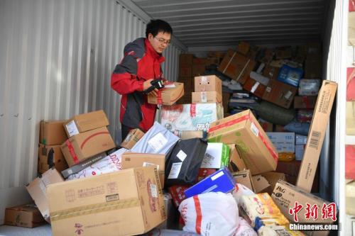 快递员正在清点货物。<a target='_blank' href='http://www.chinanews.com/'>中新社</a>记者 刘冉阳 摄