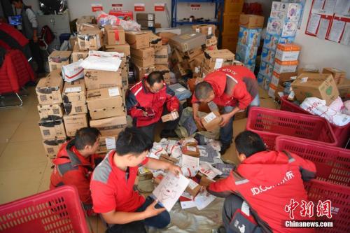 配送员按送货区域分拣货物。<a target='_blank' href='http://www.chinanews.com/'>中新社</a>记者 刘冉阳 摄