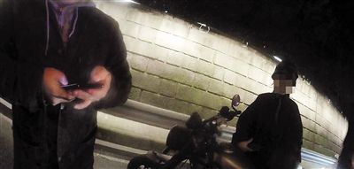 情侣摩托兜风玩浪漫 小伙被扣19分罚900元驾照被扣