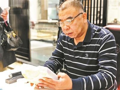 专家在评估一块原石。