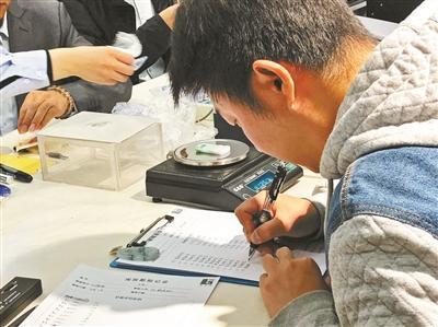 鉴定人员在现场鉴定评估。