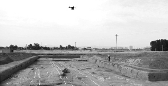     无人机航拍二里头遗址五号宫殿基址。