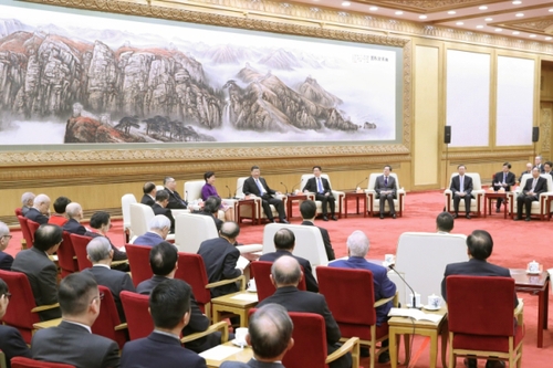 11月12日，国家主席习近平在北京人民大会堂会见香港澳门各界庆祝国家改革开放40周年访问团。