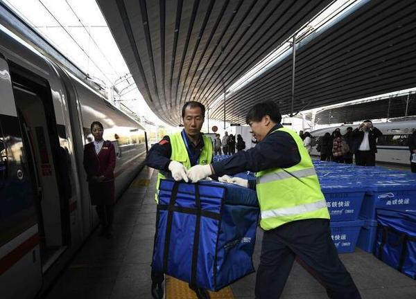 复兴号首设快递专用箱厢