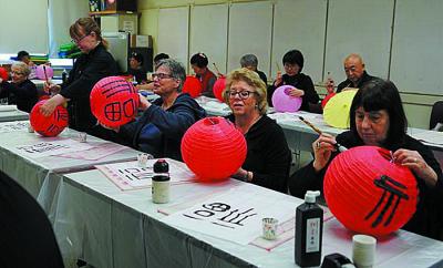 学员在灯笼上写“?！弊? style=