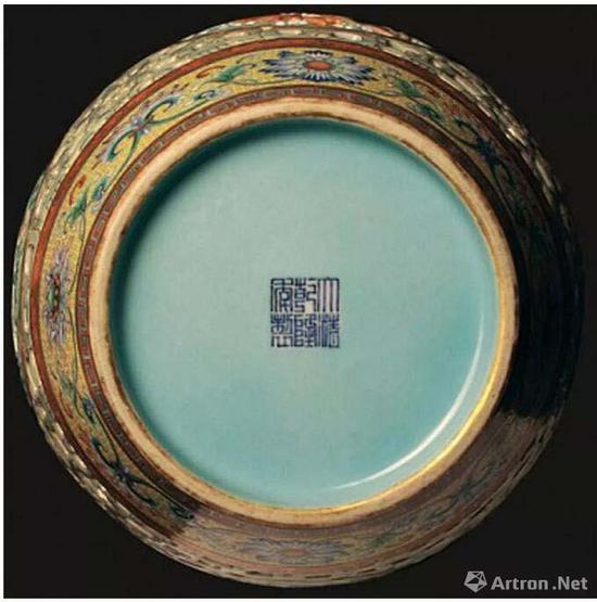 2010年伦敦拍卖的玲珑尊 青花底款