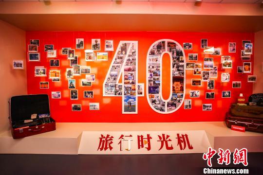 此次新装亮相国家博物馆的“时光博物馆”延续了“中国有我，时光有我”的主题，采用微观视角，解构40年来中国人衣食住行的变迁?！奥眯惺惫饣弊魑舜蔚男略鲋魈猓坡眯兄幸率匙⌒械认喙靥逖榈谋浠?，对全民旅行记忆进行了还原，重现了旅行从“奢侈品”进入“寻常百姓家”的历程?！∠谋?摄