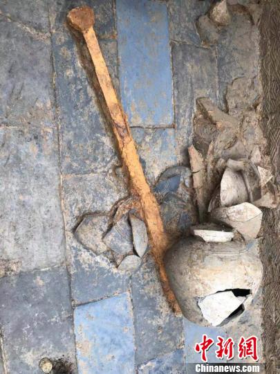 图为墓葬出土的铁剑。(钟欣摄)