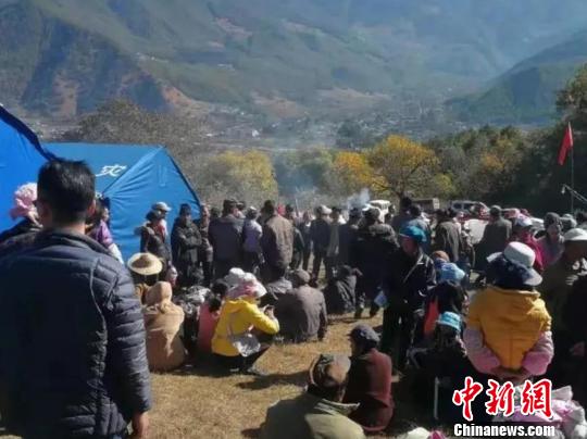 图为安置点现场?！≡颇鲜〖踉治被岚旃姨峁?摄