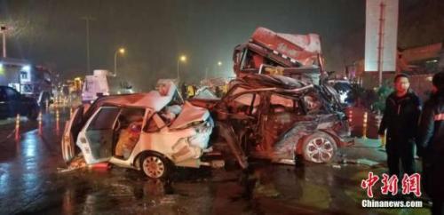 图为车祸现场。 杨青 摄