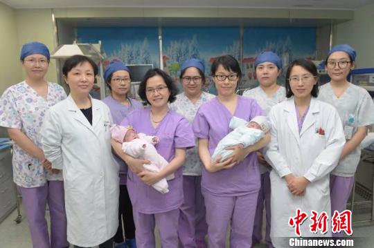 今天，姐弟俩人顺利出院。　芊烨 摄