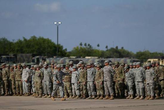 图为准备部署到美墨边境的美军部队