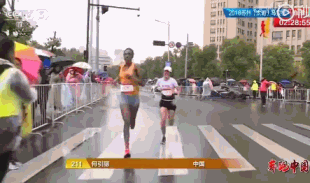 怒！马拉松中国女将被志愿者递国旗干扰 痛失冠军
