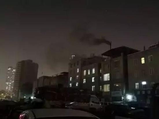 山西太原禁煤一刀切居民捡柴取暖 每晚浓烟滚滚