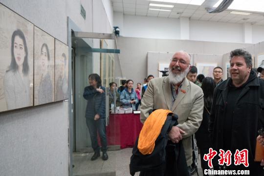 外国友人欣赏金奖作品。朱铁书 摄