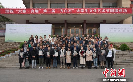 获奖代表和嘉宾合影。朱铁书 摄