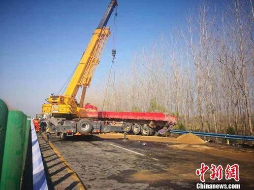 图为救援车辆在现场实施救援。　张文泽　摄