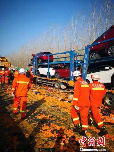 图为救援人员在现场实施救援?！≌盼脑?摄