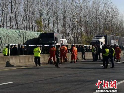 图为救援人员在现场实施救援。张文泽 摄