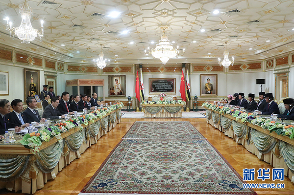 11月19日，国家主席习近平在斯里巴加湾同文莱苏丹哈桑纳尔举行会谈。3