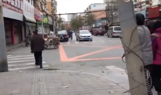 78岁老太街头制暴:再动手我打你 社会需要我这样人