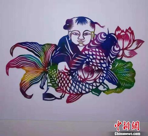 湖北民间艺人业余剪纸十年传播“非遗文化”