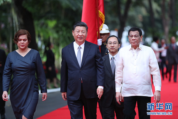 11月20日，国家主席习近平在马尼拉同菲律宾总统杜特尔特举行会谈?；崽缚记埃敖匠鱿盘囟卦谧芡掣安萜壕傩械穆≈鼗队鞘?。这是仪式结束后，两国元首共同前往总统府主楼。