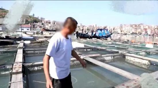 女记者因调查报道被例行查房 谁为这场闹剧负责