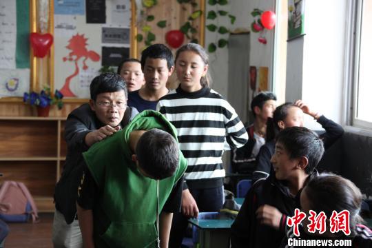 刘海鹰义诊?！”本┖Ｓゼ怪】倒婊鸹峁┩?摄