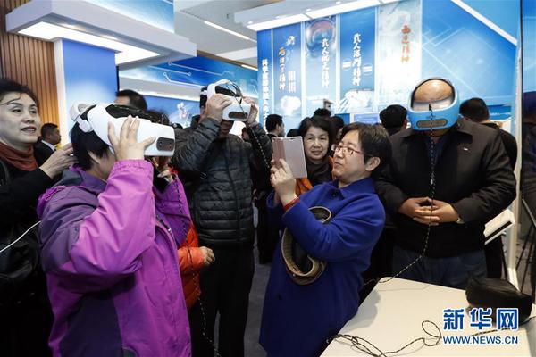 11月20日，在 “伟大的变革——庆祝改革开放40周年大型展览”的大国气象展区，参观者在体验“本色中国”VR项目。