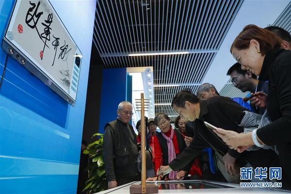 11月20日，在 “伟大的变革——庆祝改革开放40周年大型展览”的大国气象展区，来自湖南的64岁老人黄承初在一个智能电子书法台上写下“改革开放”4个字。书法台上没有墨水，只用干毛笔、手指即可书写，字?？赏酵渡湓谙允酒辽?，还可保存后扫描二维码分享。