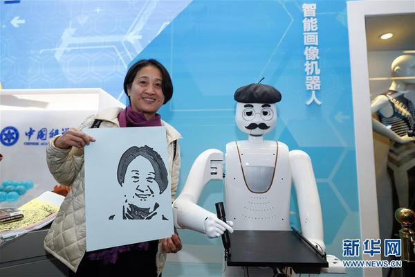 11月20日，在“伟大的变革——庆祝改革开放40周年大型展览”的大国气象展区，观众拿着画像与智能画像机器人“大千”合影?！按笄А辈捎昧巳肆呈侗鸺际酰环废翊笤夹枰?至5分钟。