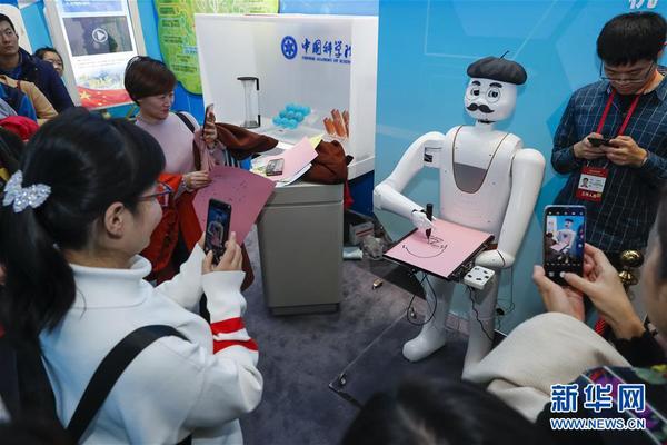 11月20日，在“伟大的变革——庆祝改革开放40周年大型展览”的大国气象展区，智能画像机器人“大千”在为一名观众画头像，吸引众多观众围观?！按笄А辈捎昧巳肆呈侗鸺际?，画一幅头像大约需要3至5分钟。