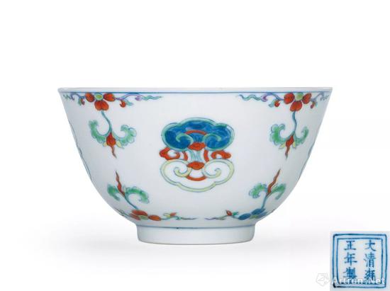 清雍正仿成化斗彩灵芝纹杯