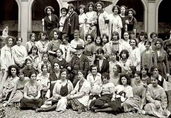 图11 方君璧在巴黎美术学院所在班级的全体合影&nbsp; 居中老者为教授殷伯