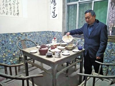 八仙桌上摆满了碗碟，四把太师椅等您入座。