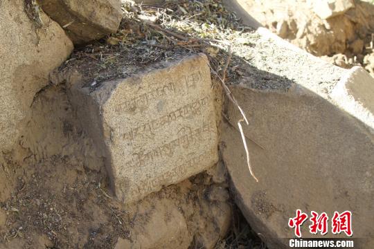 图为石碑碑身碎块。　赵朗 摄