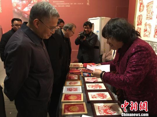 文化和旅游部党组成员、副部长项兆伦参观丰宁满族剪纸展位?！「吆斐?摄