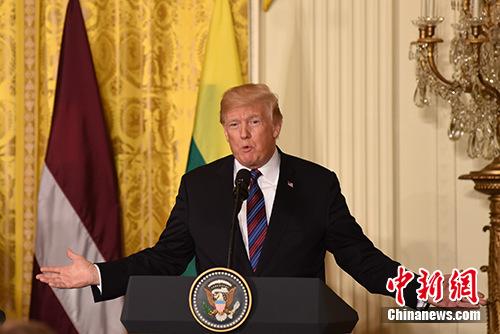 当地时间4月3日，美国总统特朗普在白宫会见波罗的海三国元首，并出席联合记者会。图为特朗普出席联合记者会。<a target='_blank' href='http://www.chinanews.com/'>中新社</a>记者 刁海洋 摄