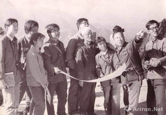 在黄山写生 ，右一为李平、右二为陆一飞、右六为周闻、右七为张淳