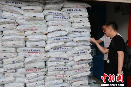 民警查处假冒商标盐 刘刚 摄