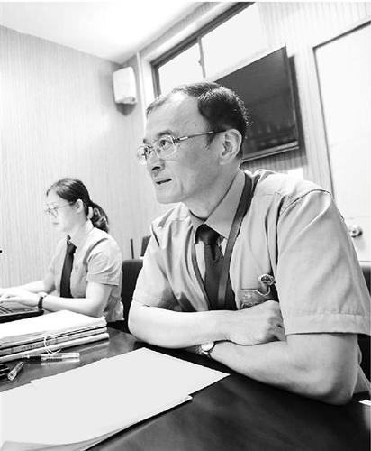 陈海鹰检察长在提审。