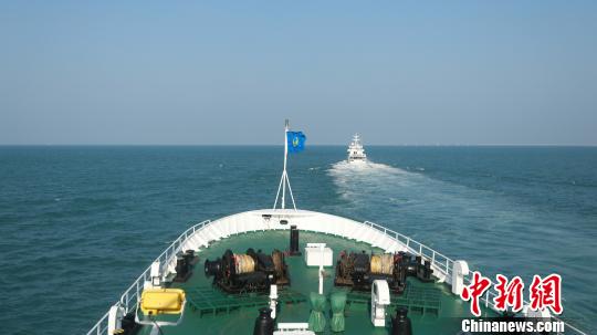 粤桂海事部门联合巡航北部湾 广东海事局供图 摄