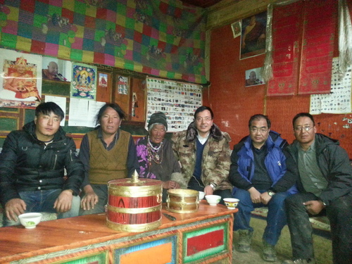 孙向军到藏族百姓家里探望