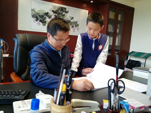 孙向军辅导孩子做作业