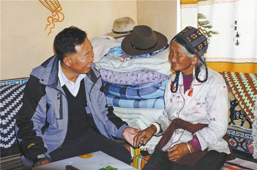 高宝军与藏族百姓在一起