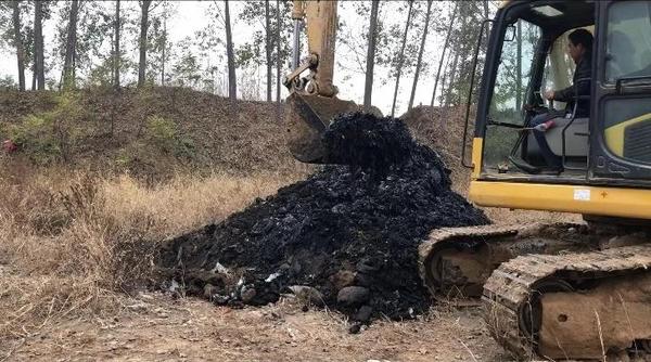 填埋物成份复杂，严重污染环境